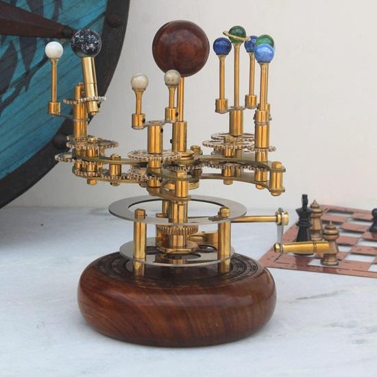 Piesă de artă de lux de 25,4 cm pentru rafturi de cărți, planetariu din alamă și oțel, un model funcțional al sistemului solar cu planete