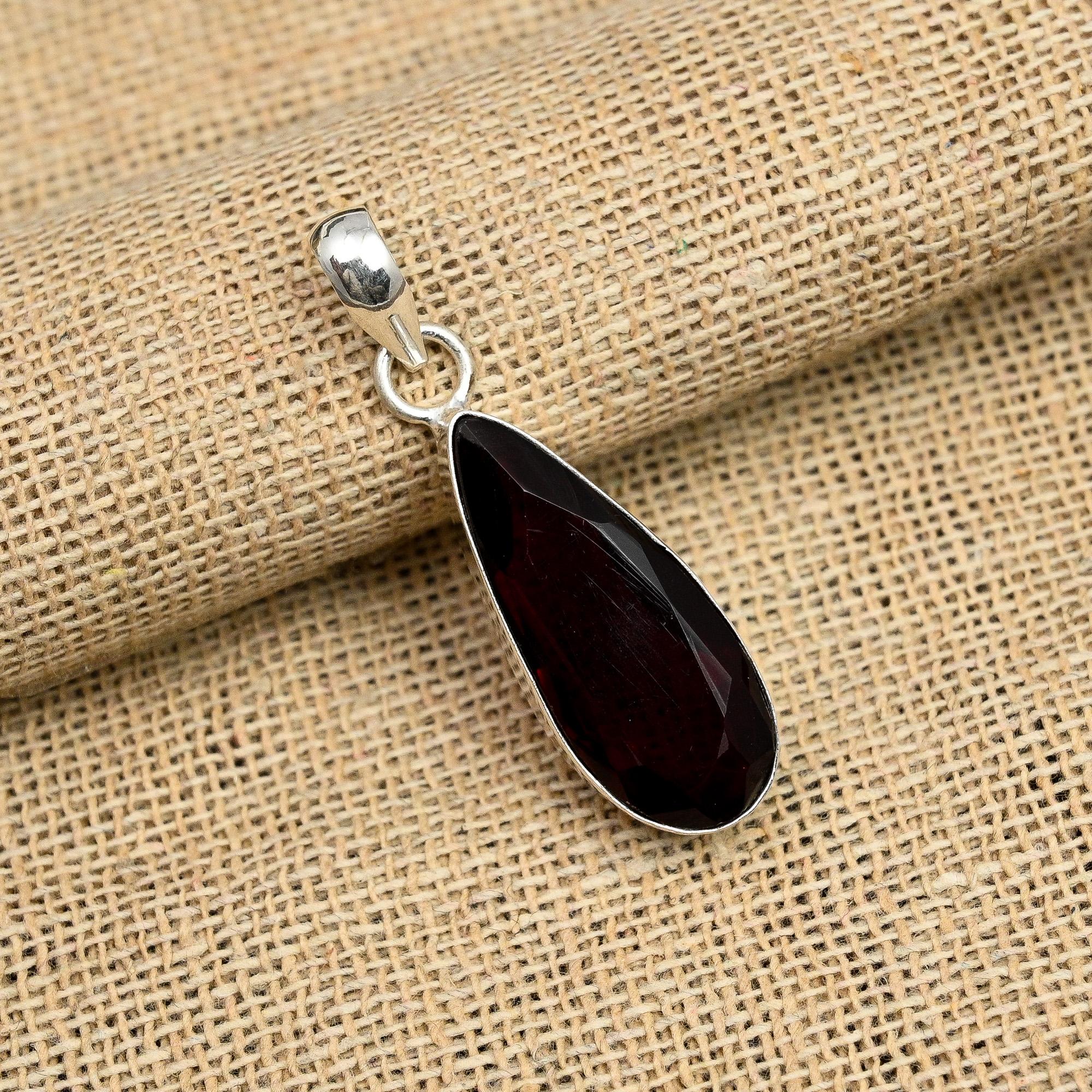 Wunderschöner handgefertigter Schmuckanhänger aus 925er Sterlingsilber mit rotem Granat-Edelstein für Sie