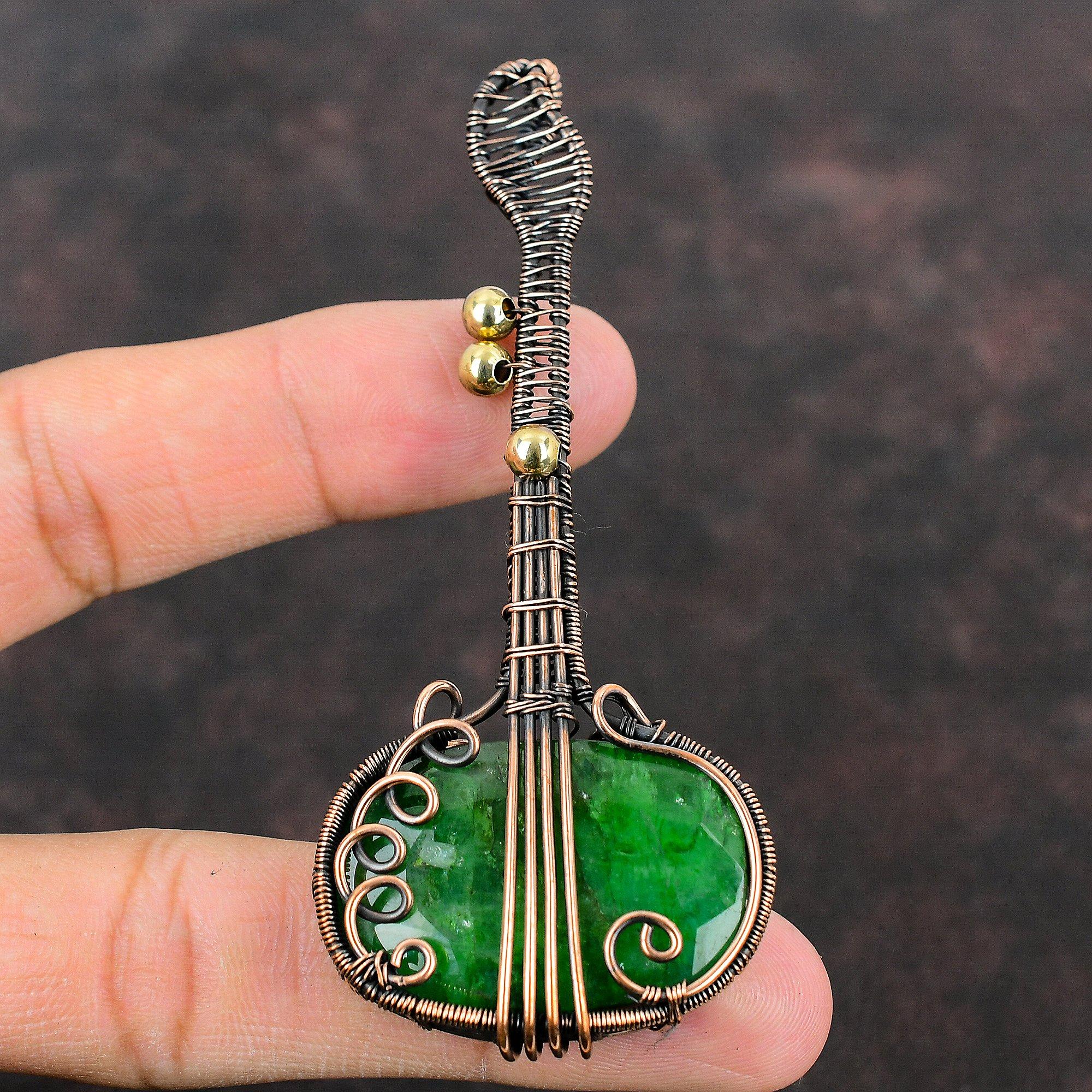 Pingente de cobre esmeralda zambiano com fio enrolado, joia de guitarra esmeralda, pingente de instrumento musical feito à mão, presente para a mãe, joia com pedras preciosas