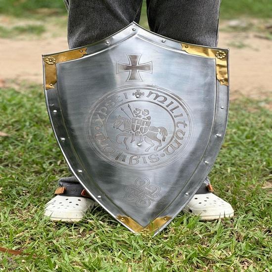 45,72 cm středověký templářský štít, ohřívač štítu, středověký rytířský křížový štít, halloween, cosplay kostým, larp brnění, štít, dárek