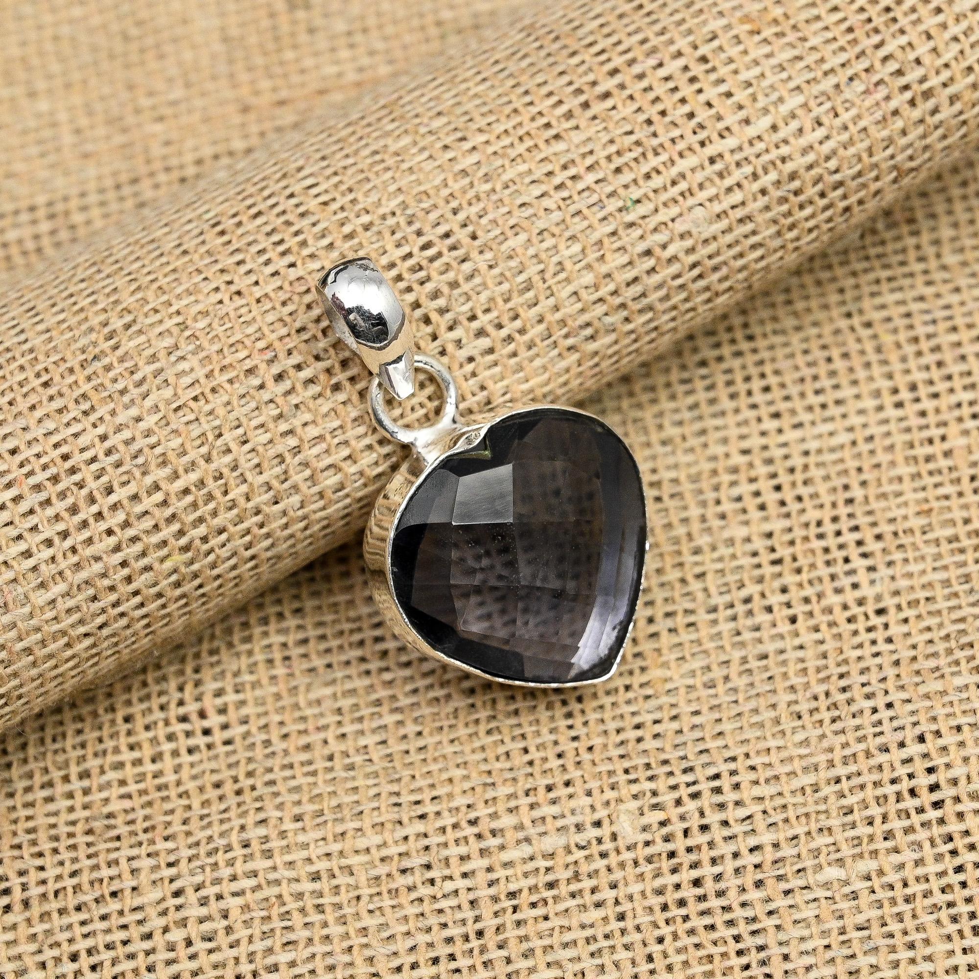 Herrlicher herzförmiger Iolith-Edelstein, handgefertigter Schmuckanhänger aus 925er Sterlingsilber für Sie