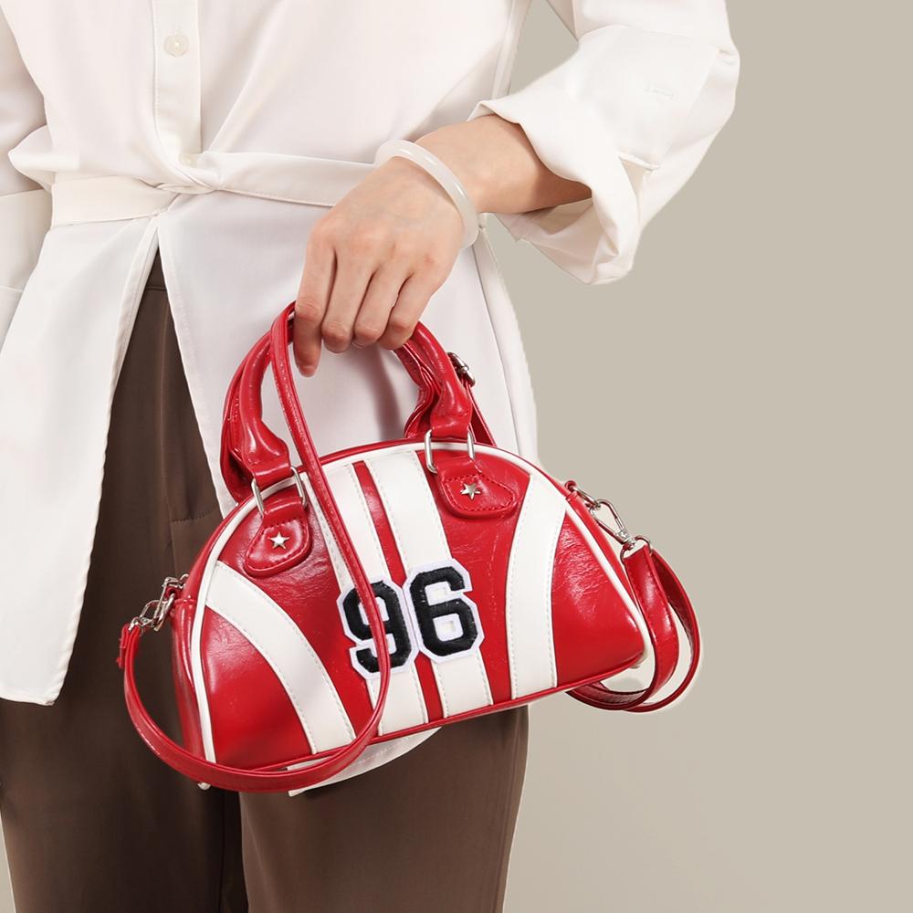 Red hard and three-dimensional striped tote bag with a sense of luxury, suitable for crossbody or hand-held use.
