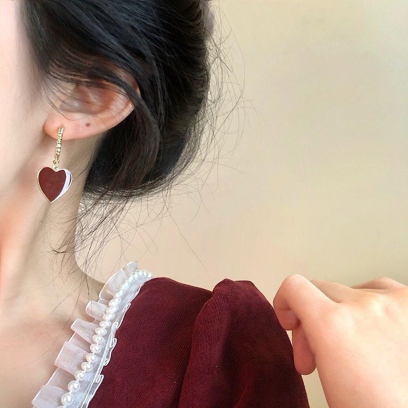 Design Tropfen Roter Herzanhänger Ohrring Damen Metall Goldfarbe Hochzeitsparty Hängeohrringe Metallschmuck