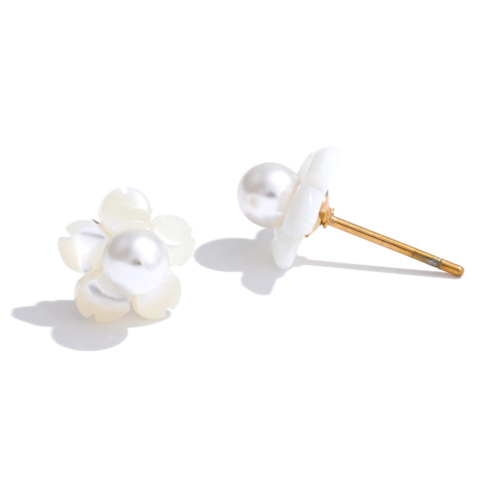 Eetit Orecchini a bottone a forma di fiore con perle simulate in conchiglia naturale spessa all'ingrosso, stile chic e alla moda, gioielli in acciaio inossidabile 2025