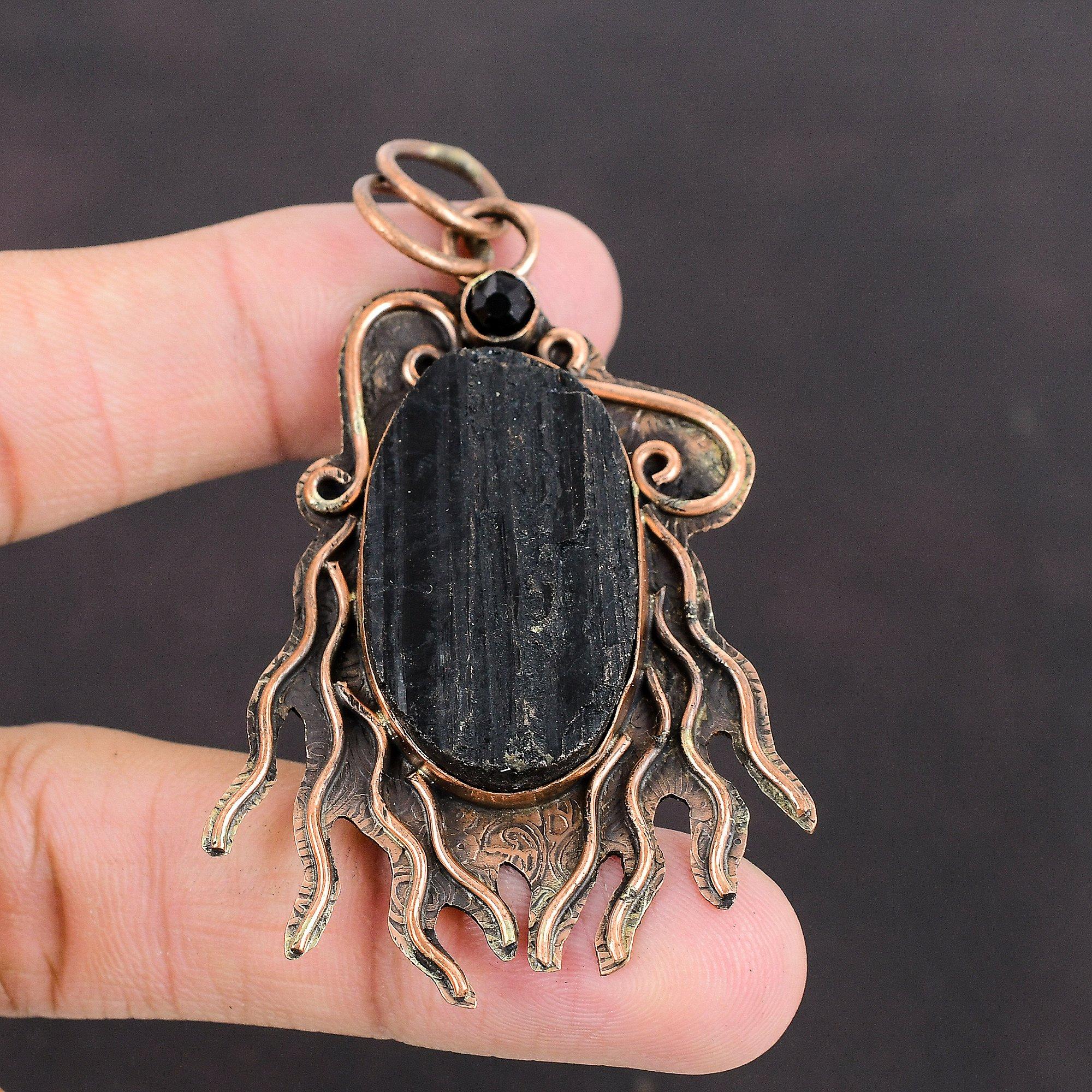 Pendentif en tourmaline noire brute Pendentif en onyx noir Pendentif en cuivre Bijoux en pierres précieuses de qualité supérieure Nouveau pendentif élégant Pendentif fait main pour maman