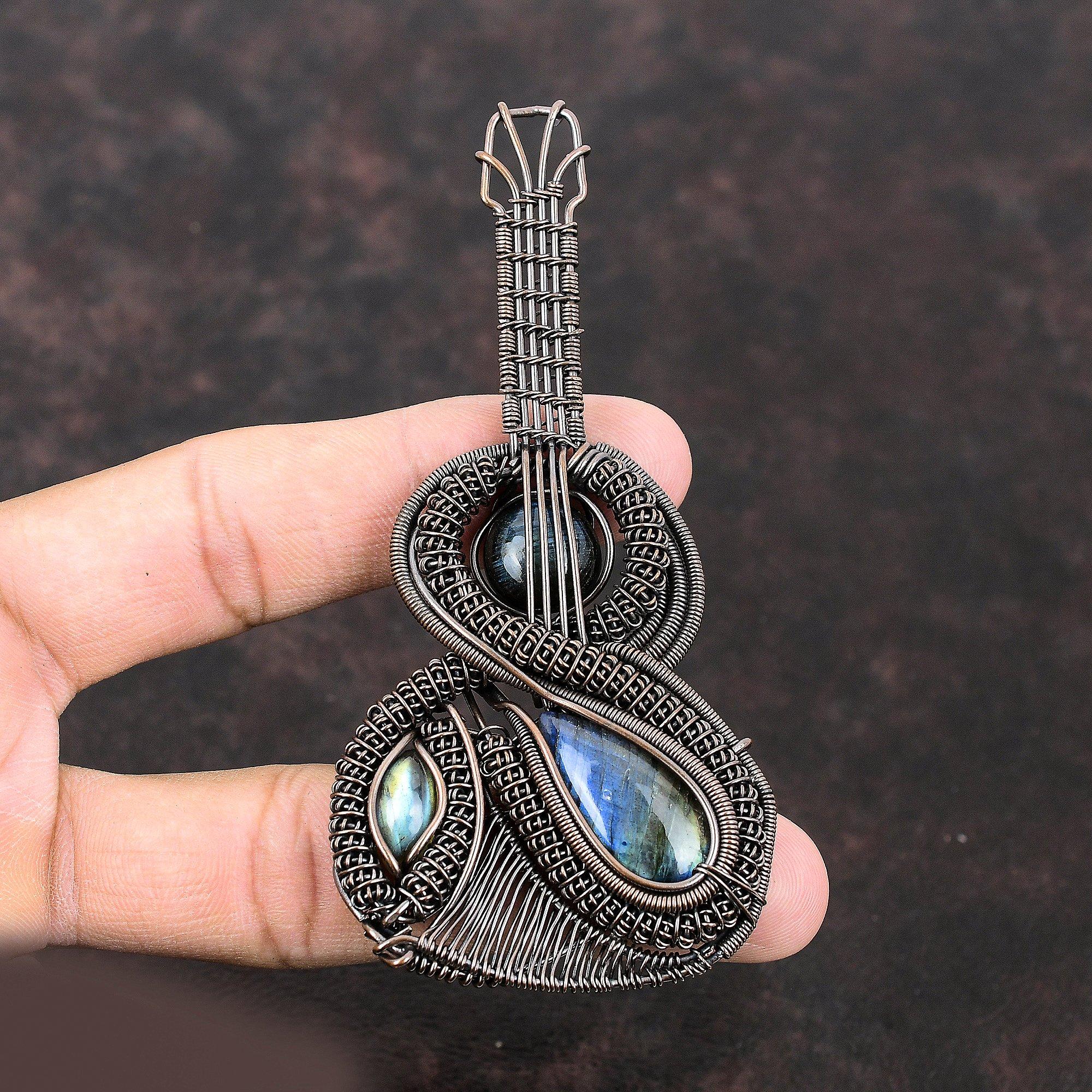 Pandantiv Labradorit Înfășurat cu Sârmă de Cupru Pandantiv Chitară Piatră Prețioasă Naturală Bijuterii Instrument Muzical Bijuterii Chitară Handmade Bijuterii Sârmă de Cupru