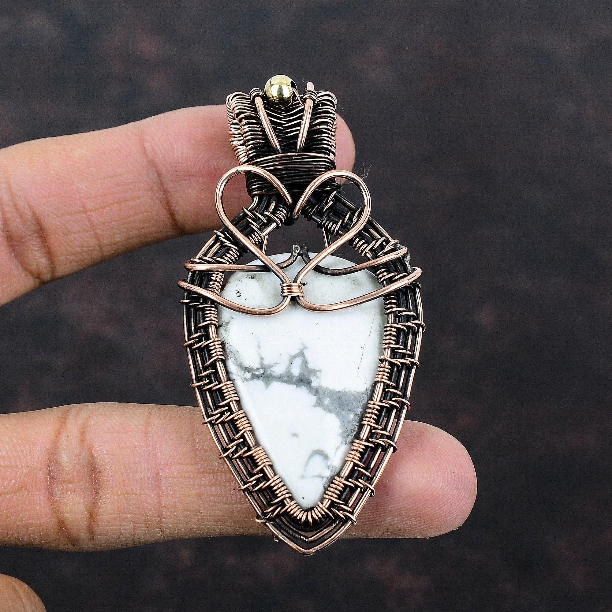 Pingente de pedra preciosa howlita Pingente de fio de cobre enrolado Jóias howlita Pingente feito à mão Jóias de fio de cobre enrolado Presente para ele Pingente elegante