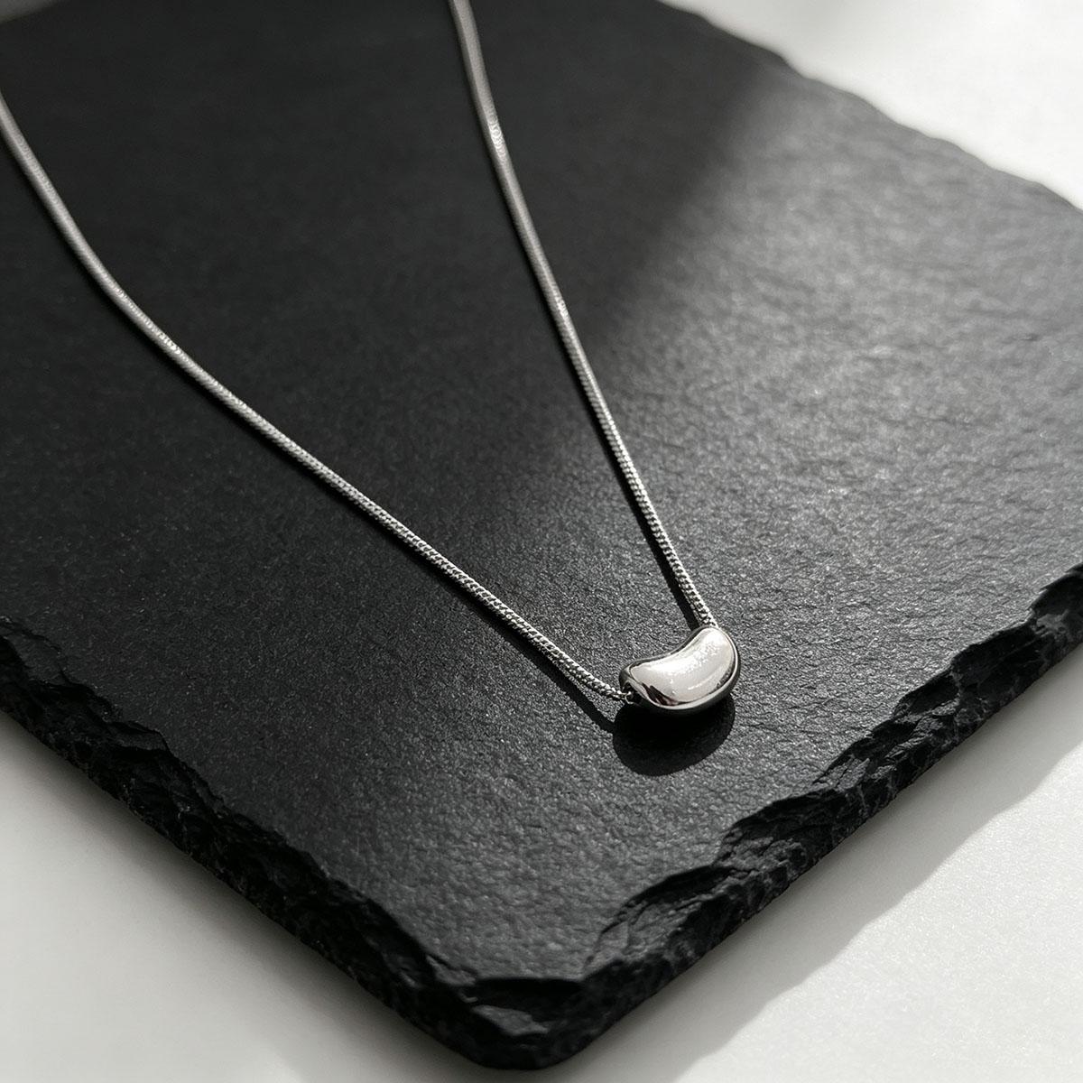 New simple acacia bean pendant necklace for women, trendy internet celebrity niche design cold style short clavicle chain