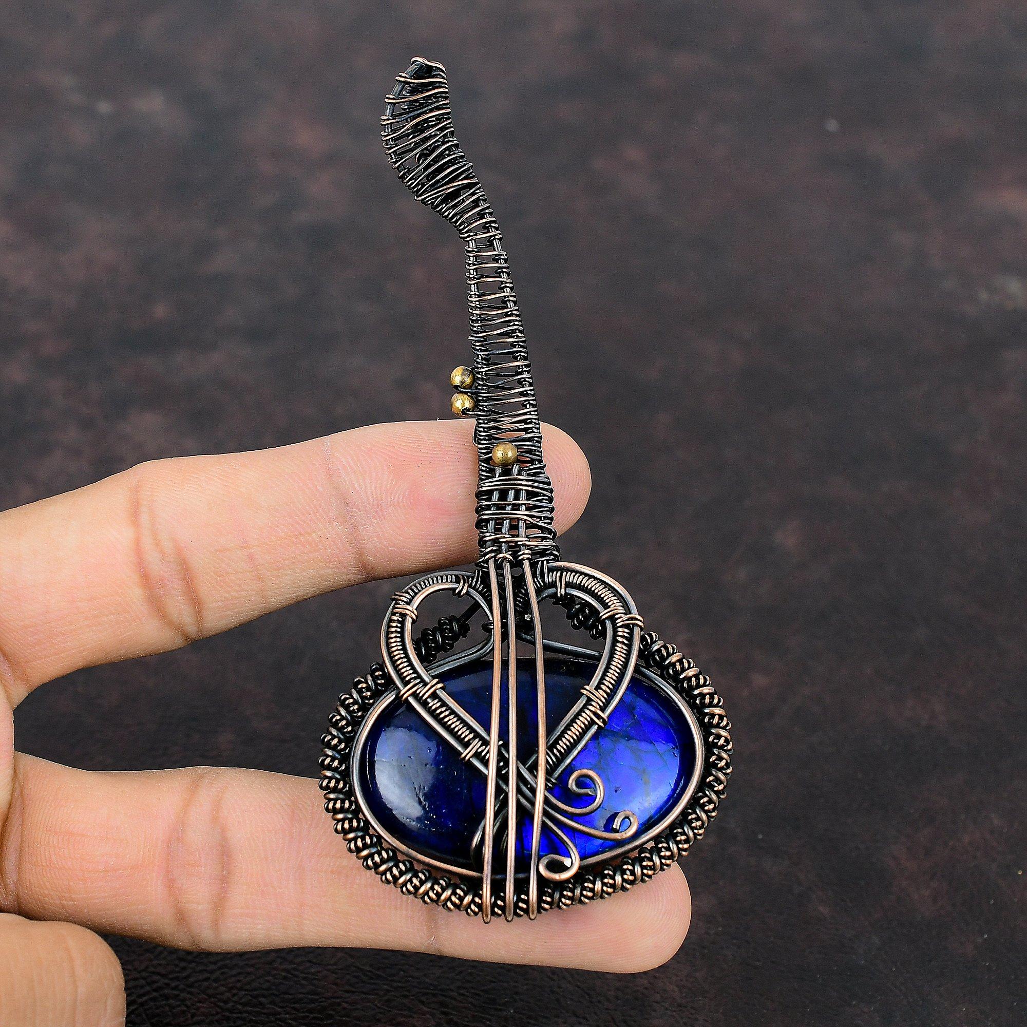 Pingente de labradorita de fogo azul com fio de cobre envolto em pedra preciosa, joia de guitarra feita à mão, pingente de instrumento musical, joia de cobre para presente
