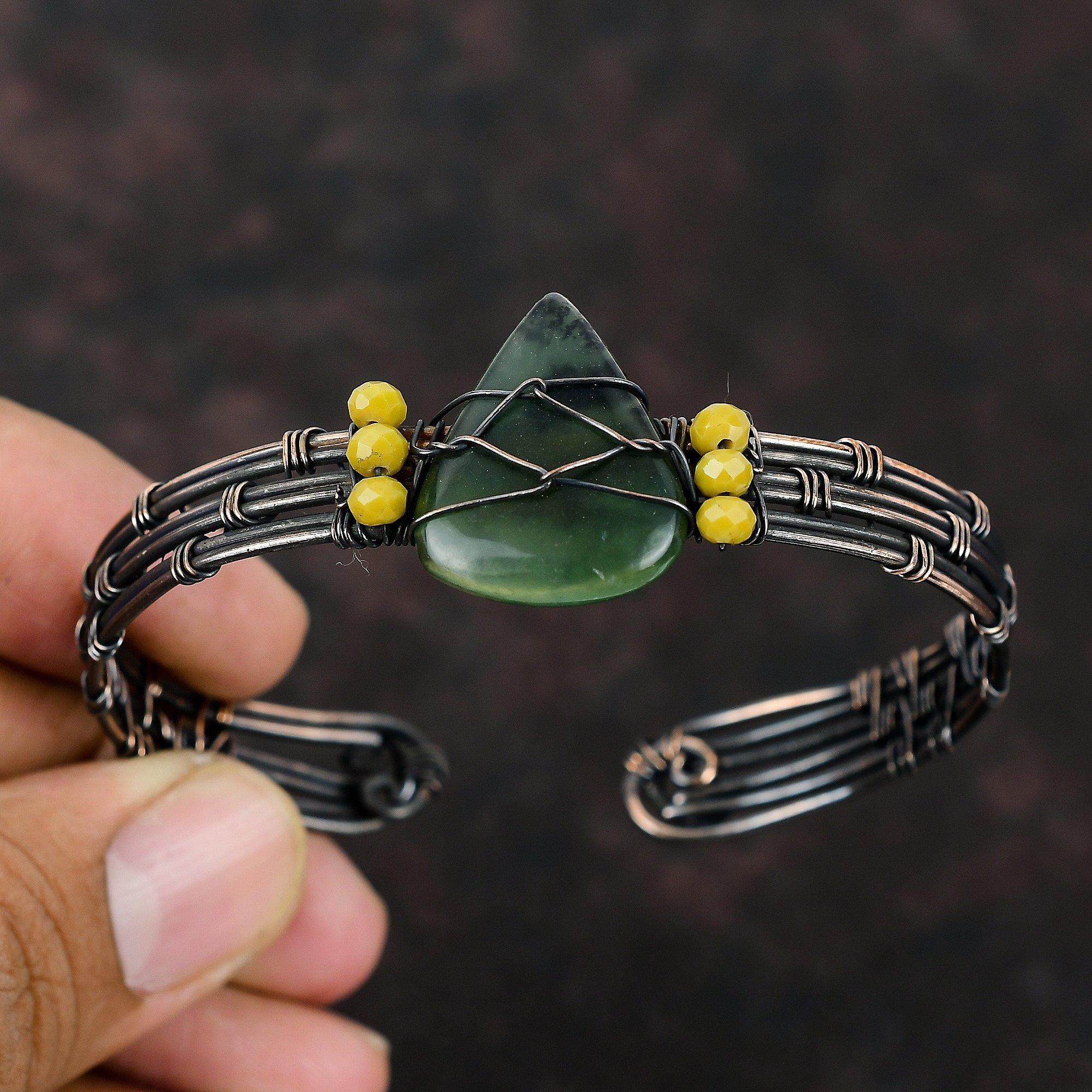 Drahtumwickeltes Armreifarmband aus grünem Jade Gelbkorallenperlenarmband Kupferdrahtumwickelter Schmuck Verstellbarer Armreif Handgefertigtes Armband Geschenk für sie