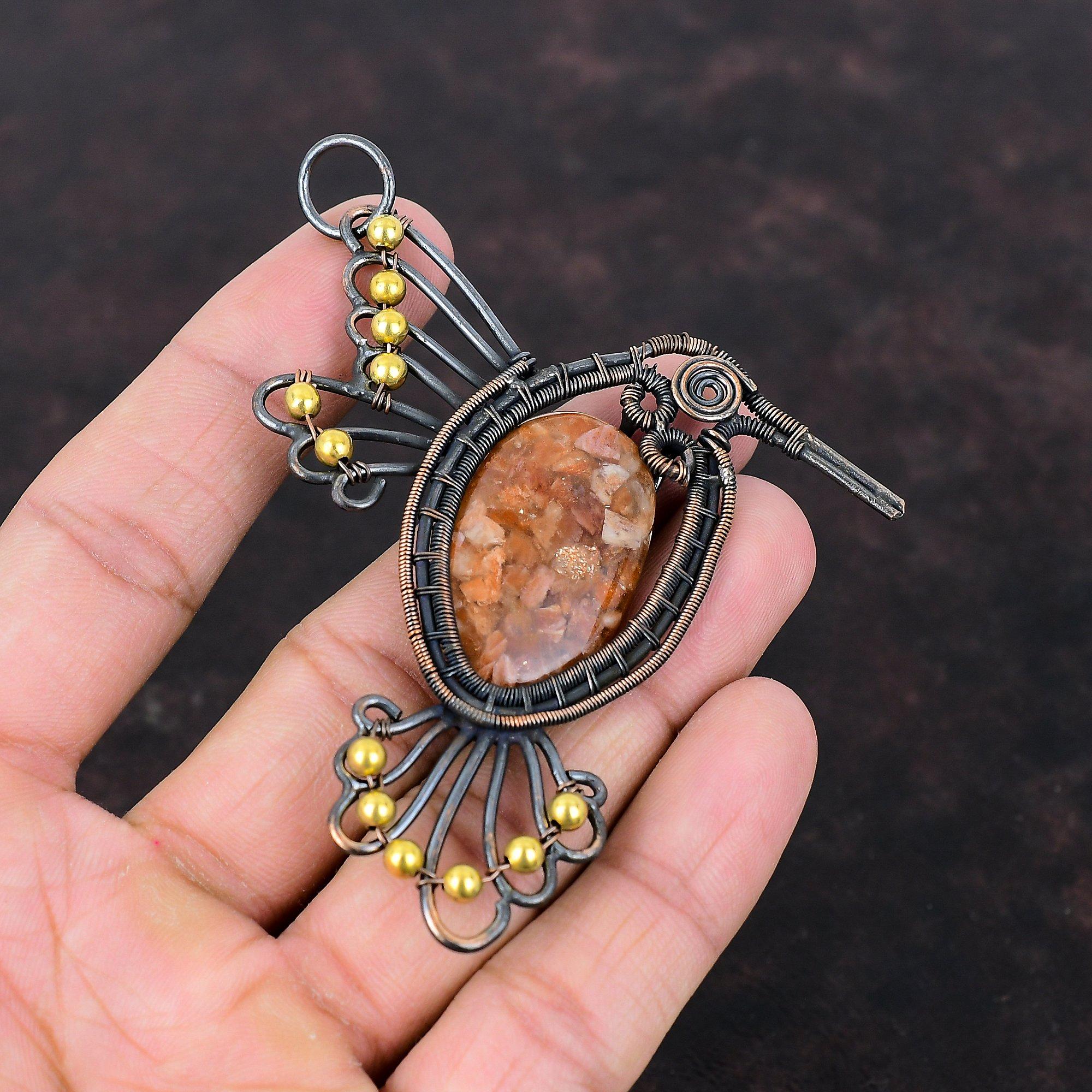 Wisiorek ze kamienia słonecznego Wisiorek owinięty drutem miedzianym Ręcznie robiony wisiorek Delikatny wisiorek z ptaszkiem Biżuteria z kamieni szlachetnych i miedzi Prezent dla niego Biżuteria owijana drutem