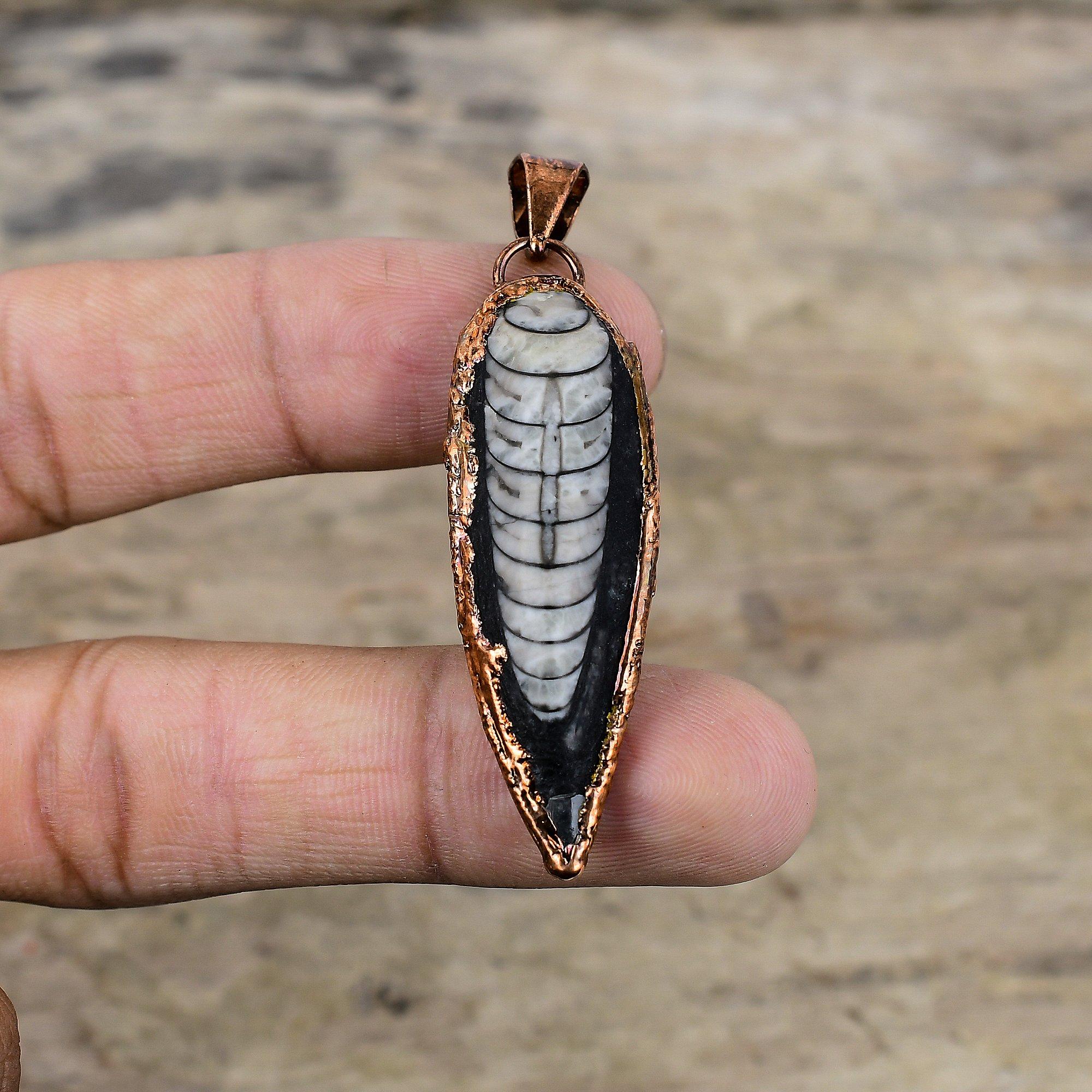 Wisiorek z skamieniałością Orthoceras, Wisiorek z miedzi elektroformowanej, Ręcznie robiony wisiorek, Biżuteria elektroformowana, Wisiorek z kamieniem szlachetnym, Prezent dla kobiet, Biżuteria miedziana