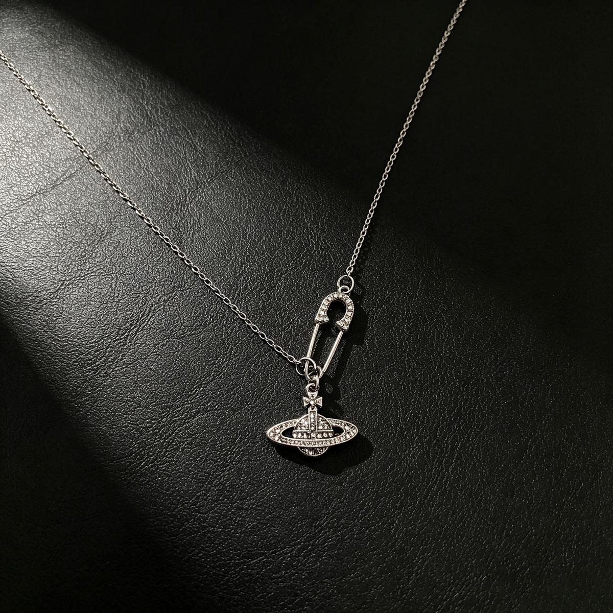 Collier avec broche Saturne pour femme, pendentif élégant, chaîne de pull polyvalente, accessoire quotidien, accessoire de personnalité japonais et coréen