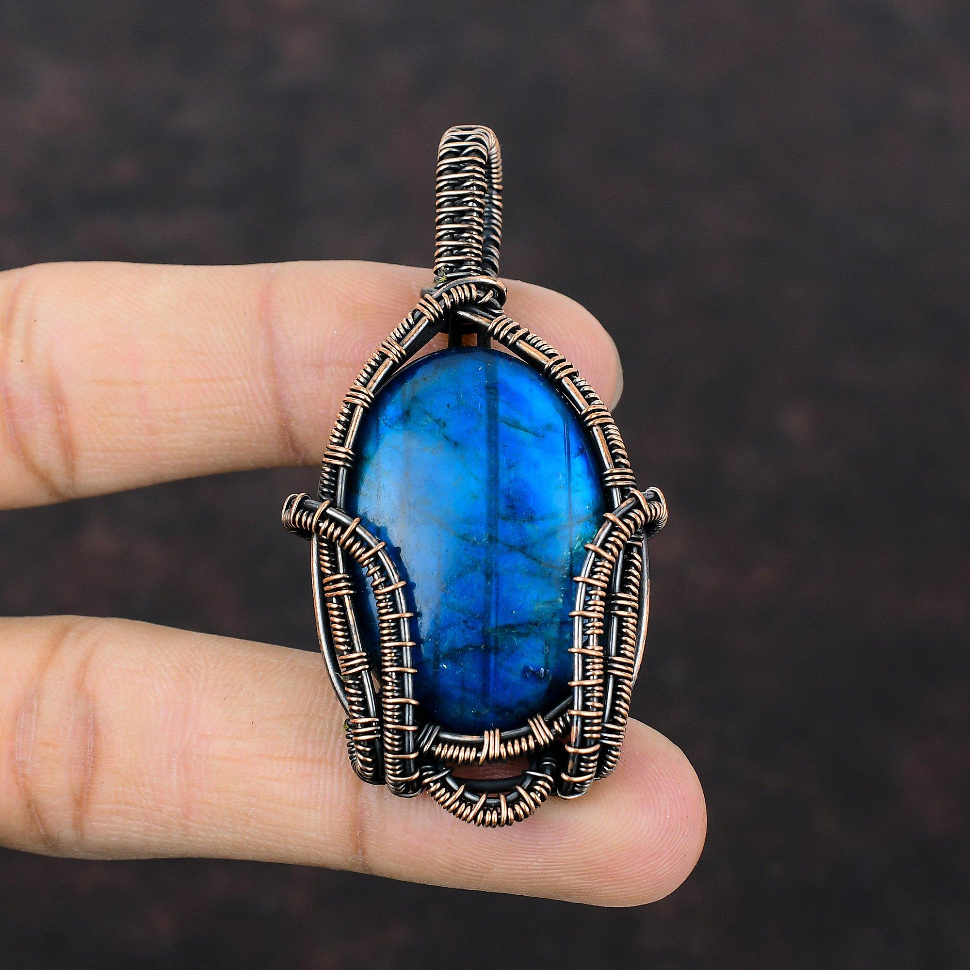 Přívěsek z modrého ohnivého labradoritu, měděný drátem omotaný přívěsek, ručně vyrobený přívěsek, jemný drahokamový přívěsek, unikátní měděný design, šperk, dárek pro ni