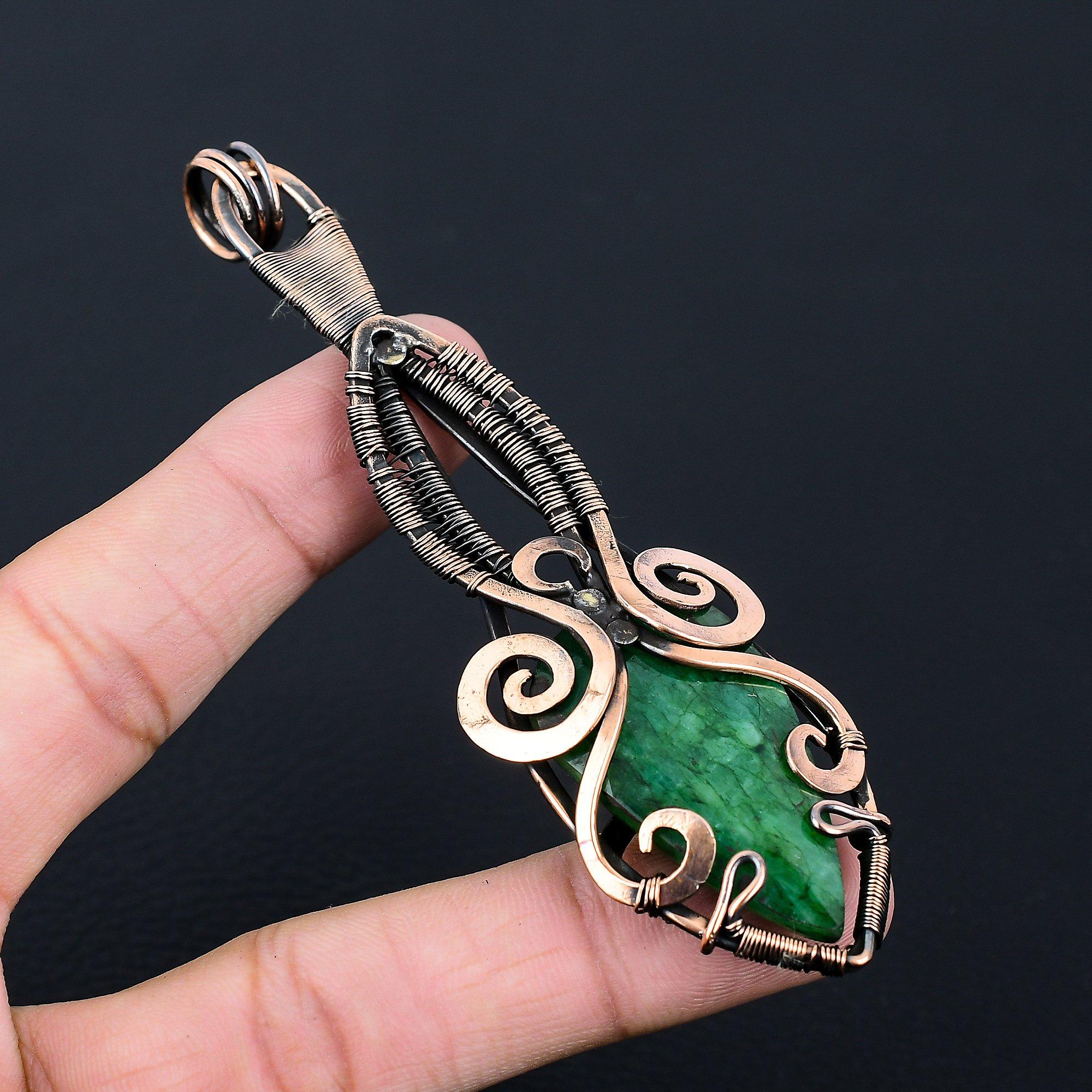 Bijuterii cu pietre prețioase de smarald create în laborator, pandantiv lucrat manual învelit cu sârmă de cupru pur