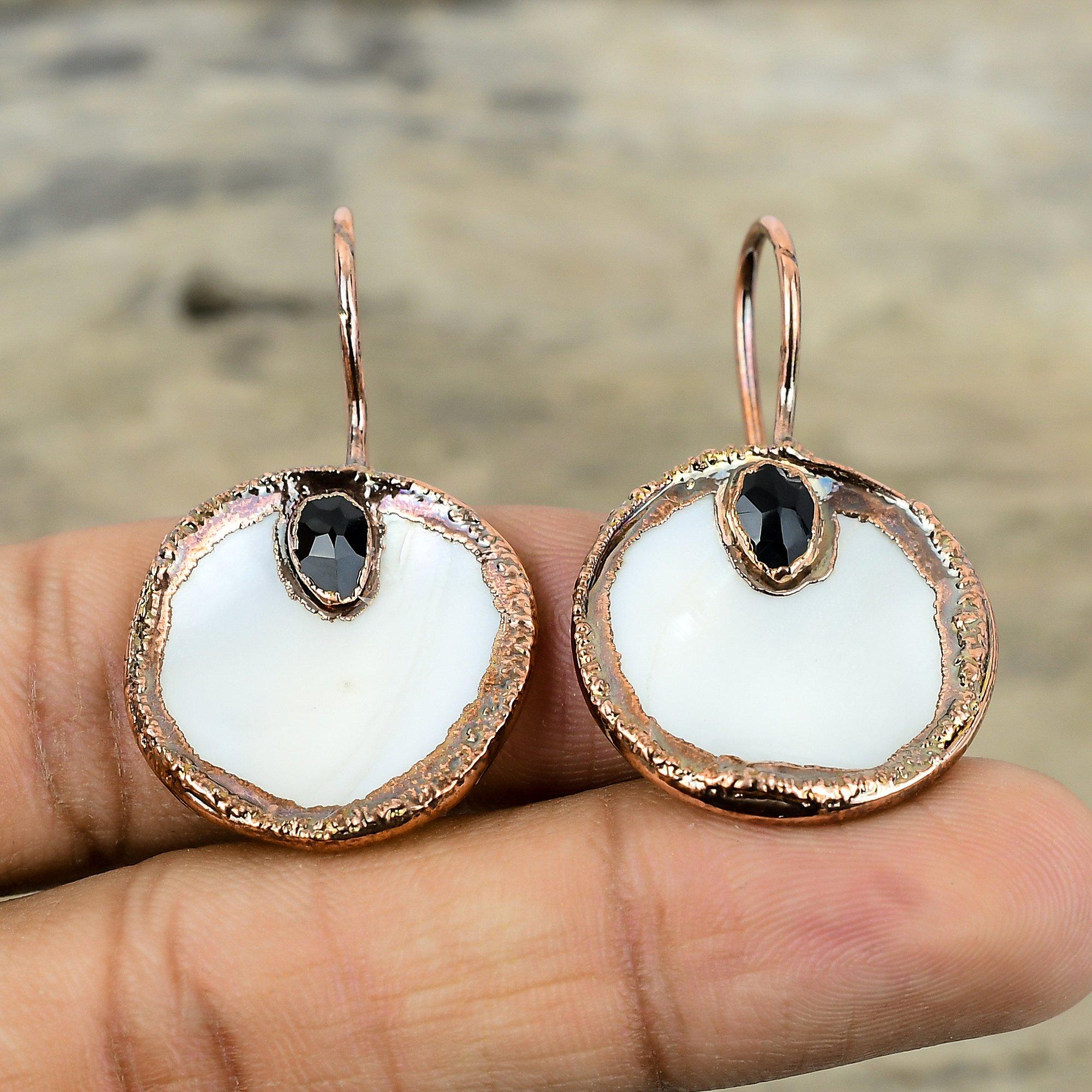 Boucles d'oreilles en nacre Cuivre électroformé Boucles d'oreilles Onyx noir Boucles d'oreilles faites main Cuivre électroformé Bijoux Pierre gemme Boucles d'oreilles Cadeau pour maman