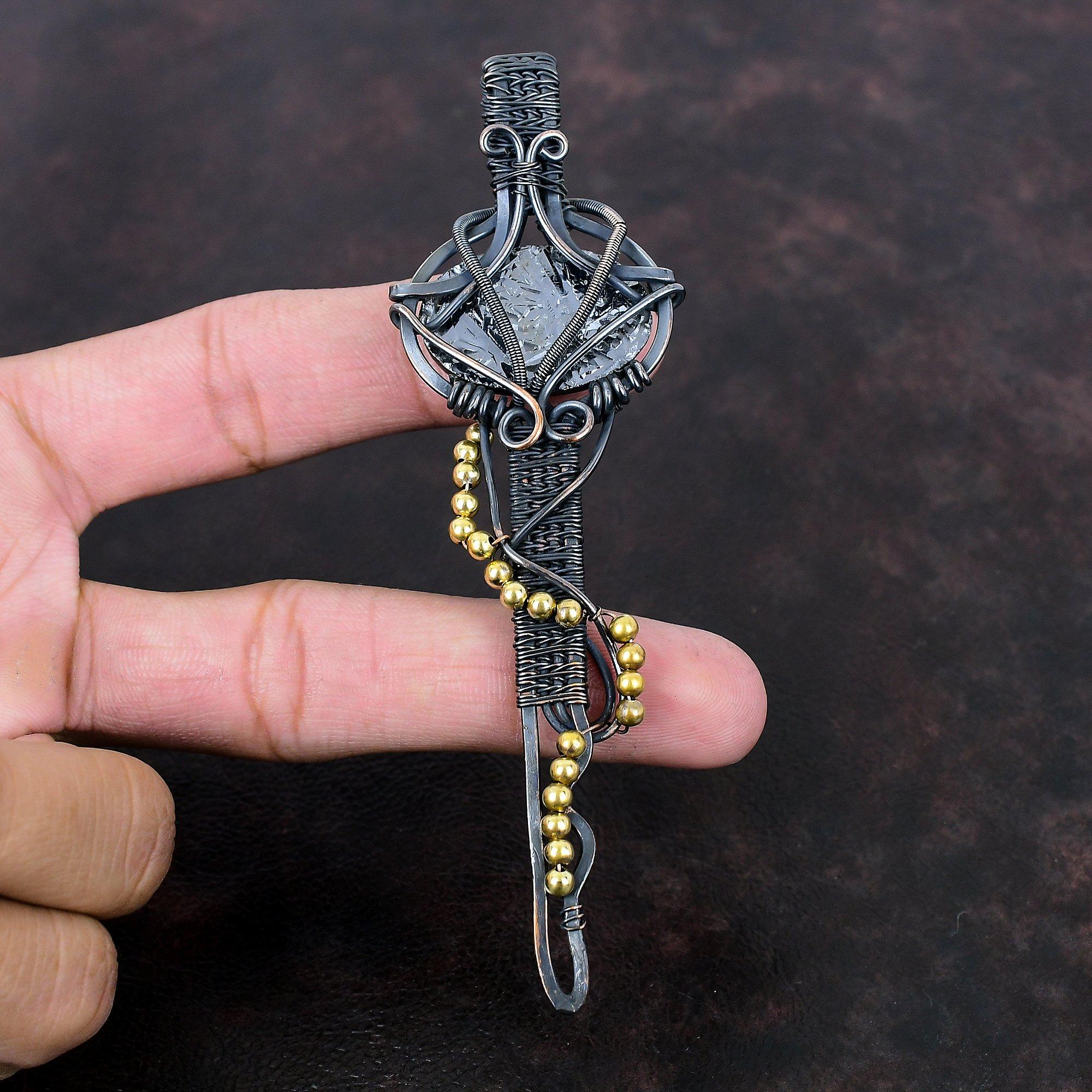 Shungitový surový přívěsek Měděným drátem omotaný přívěsek Přívěsek na klíče Ručně vyráběné šperky Přívěsek s drahokamem Jemné šperky z měděného drátu Zásnubní dárek