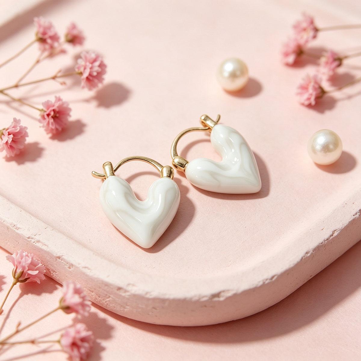 French-style Milk White Heart Ear Clip for Women, Niche Design Earrings, Daily Fashion, Minimalist, Cool Style