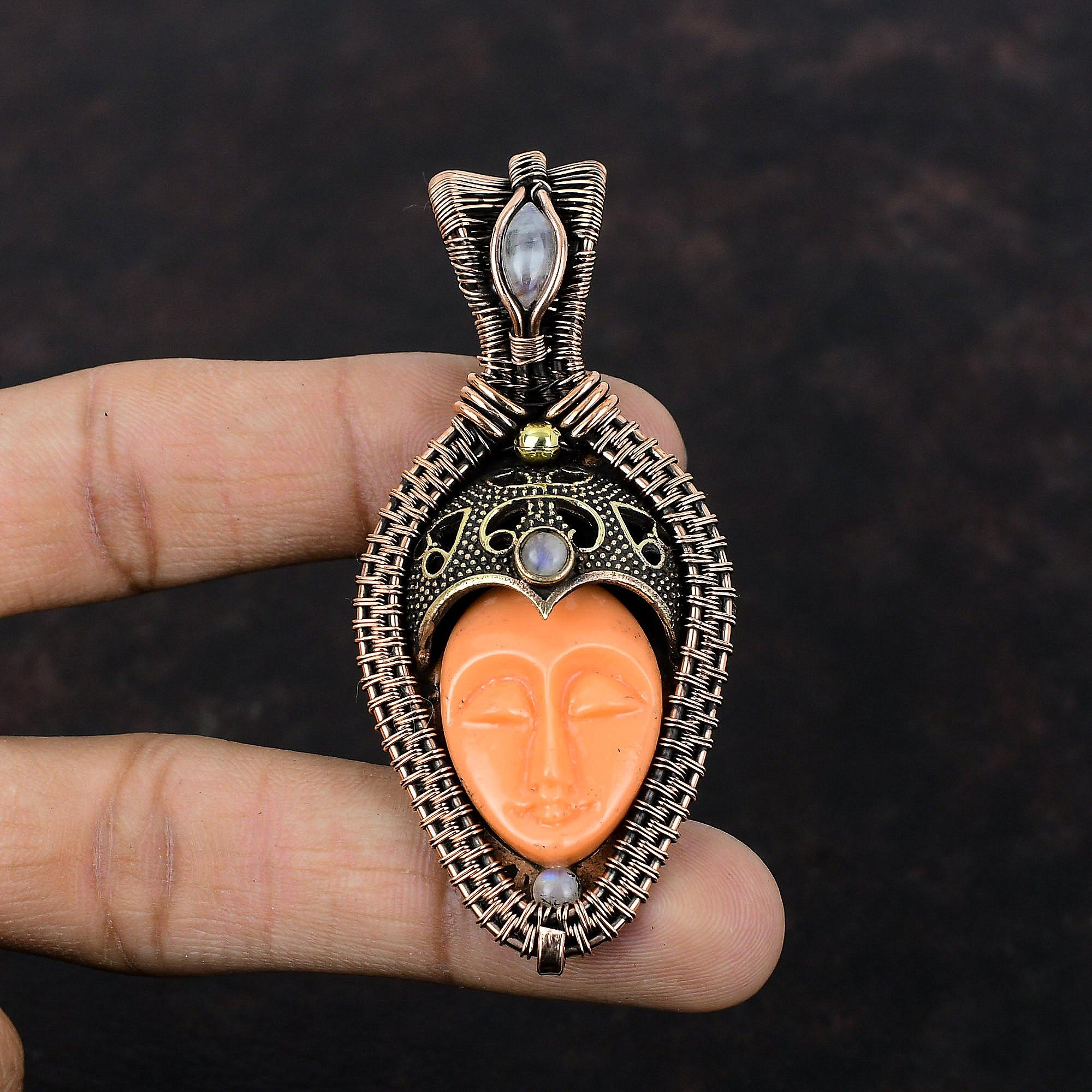 Orange Geschnitzter Knochen Gesicht Anhänger Kupferdraht Umwickelter Anhänger Regenbogen Mondstein Anhänger Edelstein Kupfer Schmuck Geschenk für Mama Handgefertigter Anhänger